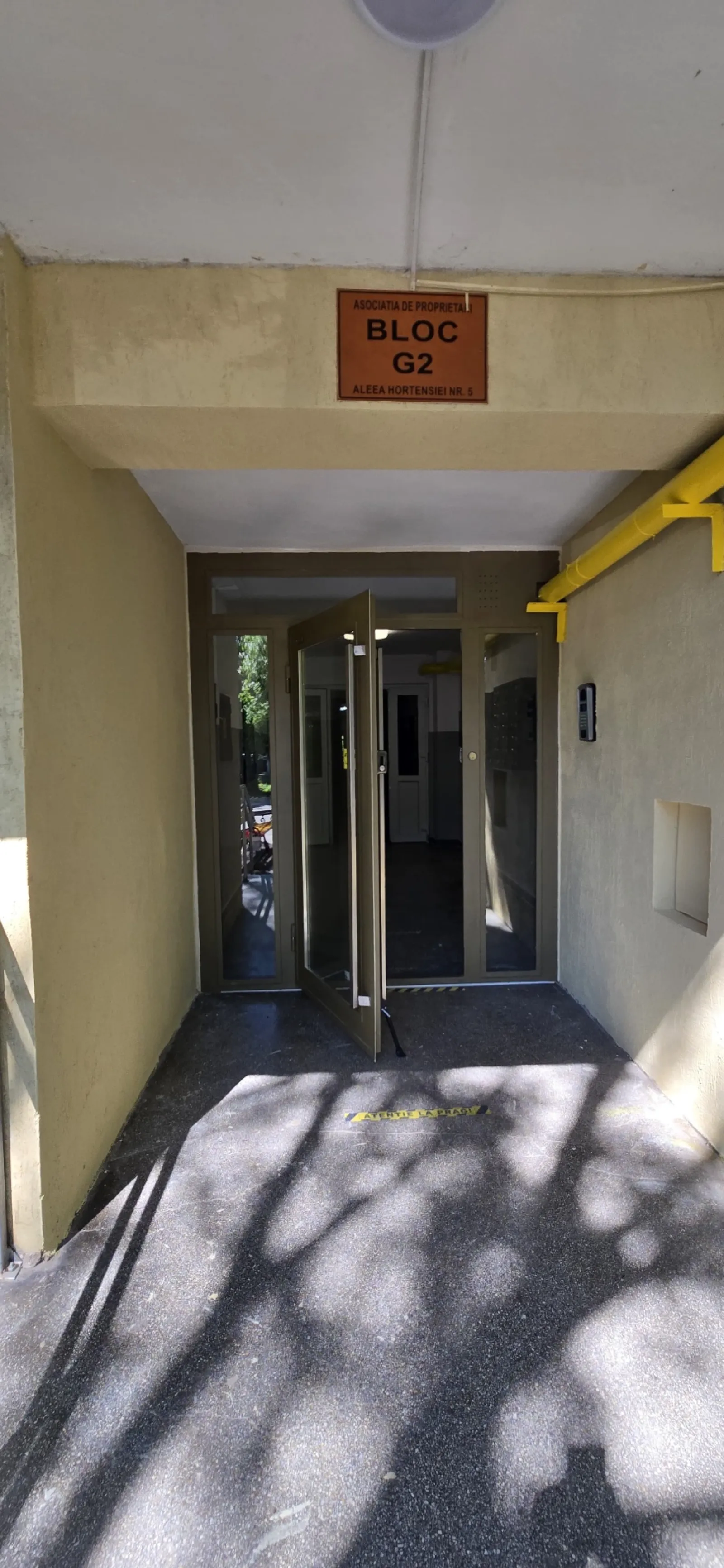 Intrare bloc G2 renovată