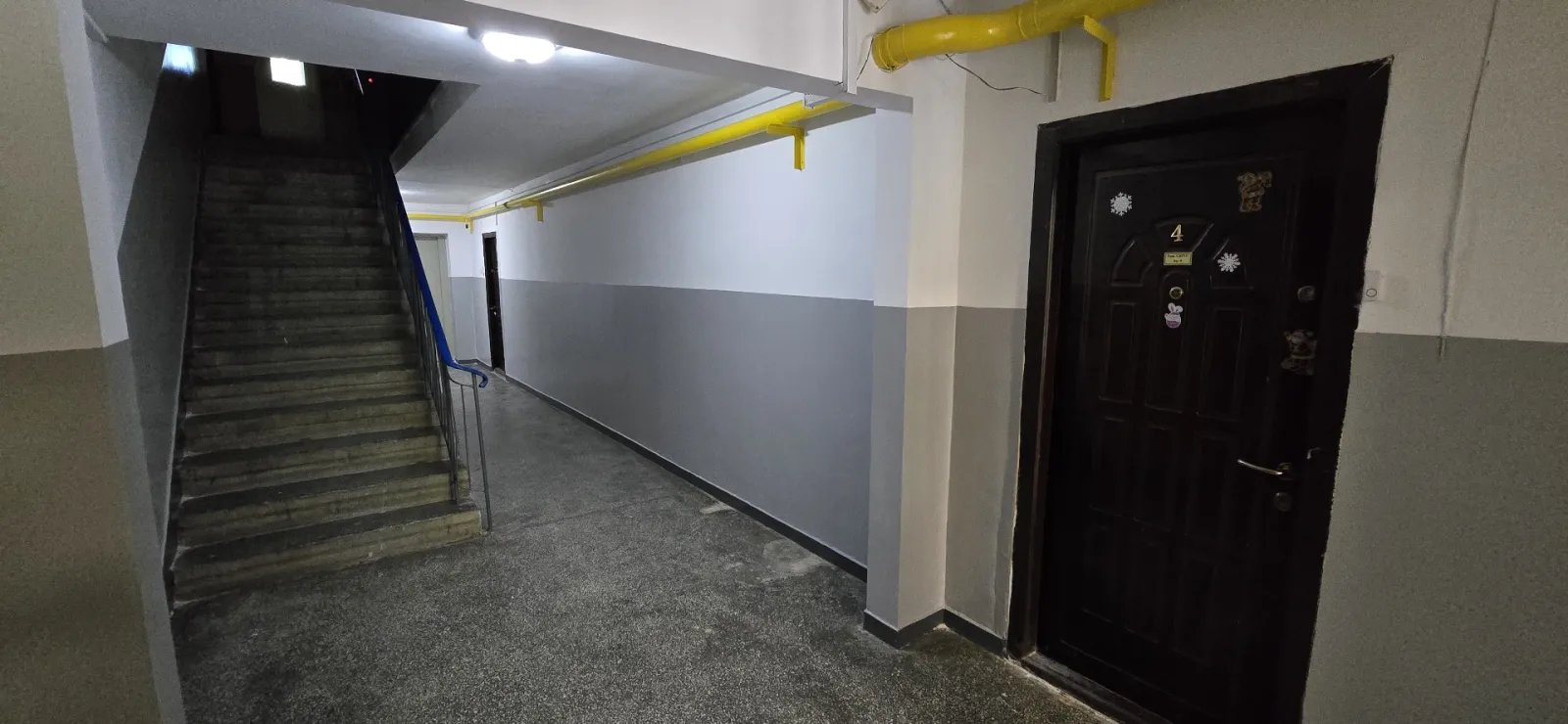 Casa scării cu finisaj alb-gri
