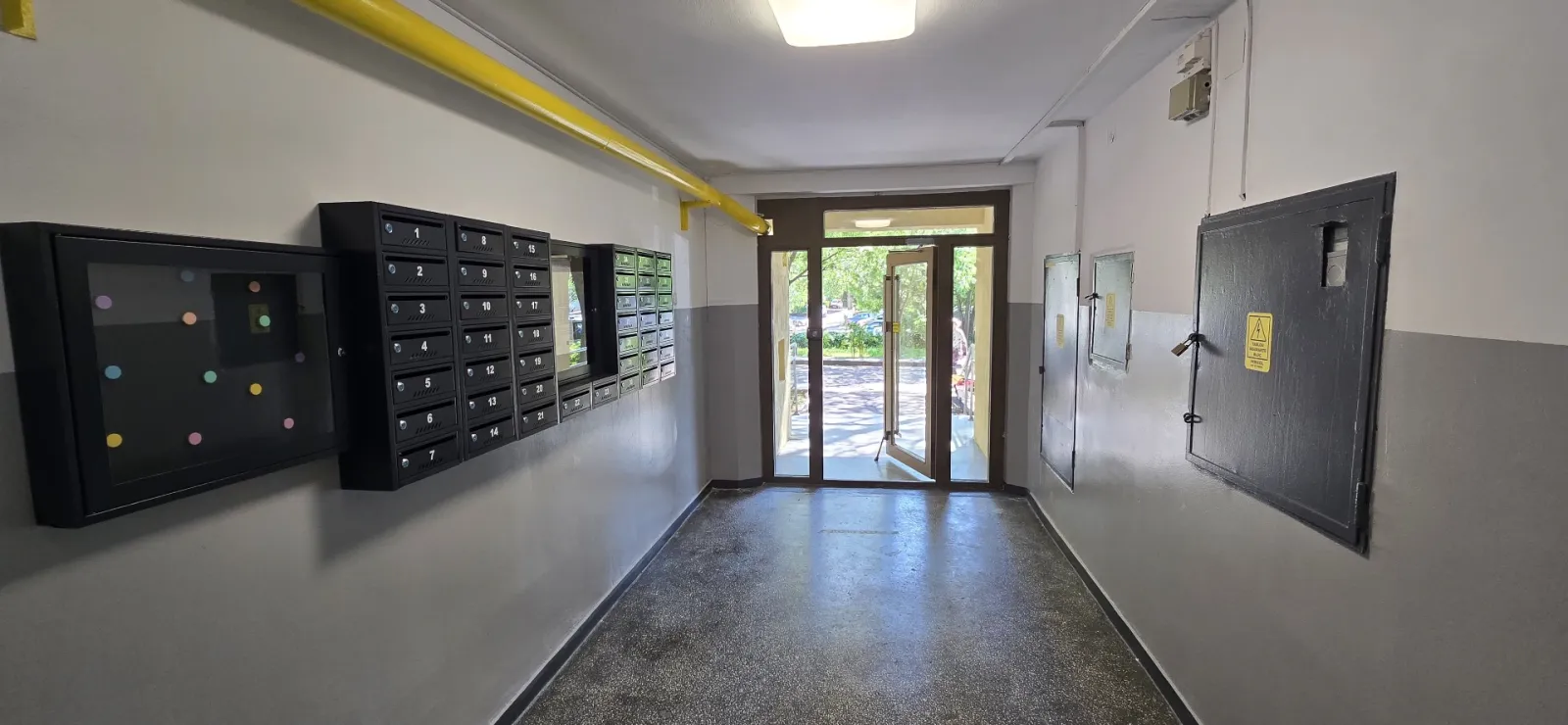 Coridor lung după renovare