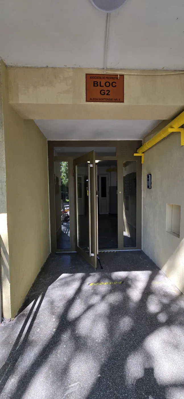Intrare bloc renovată
