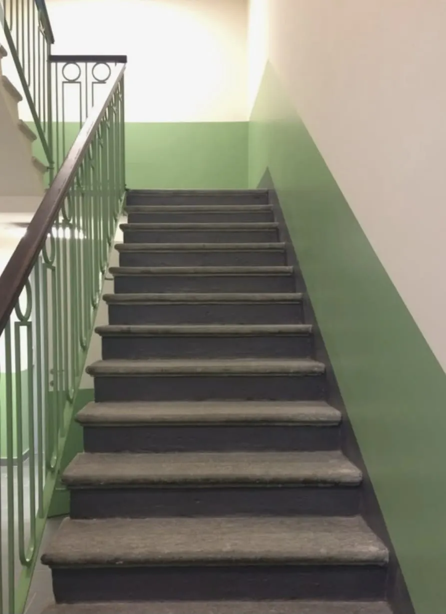 Scară cu perete verde proaspăt vopsit