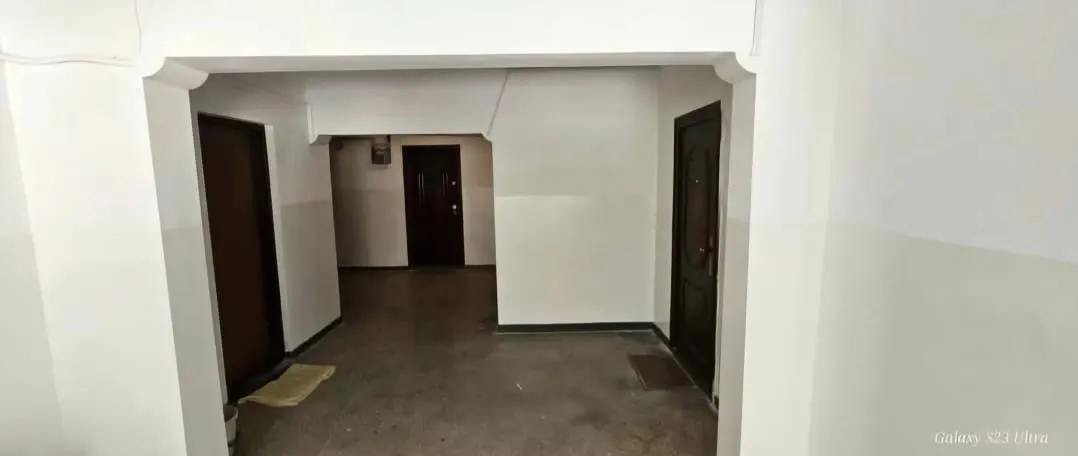 Coridor bloc cu uși apartamente