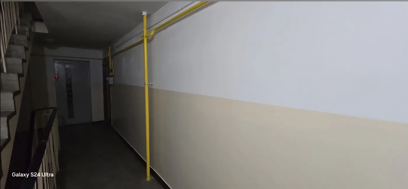 Coridor cu lift și pereți bicolor
