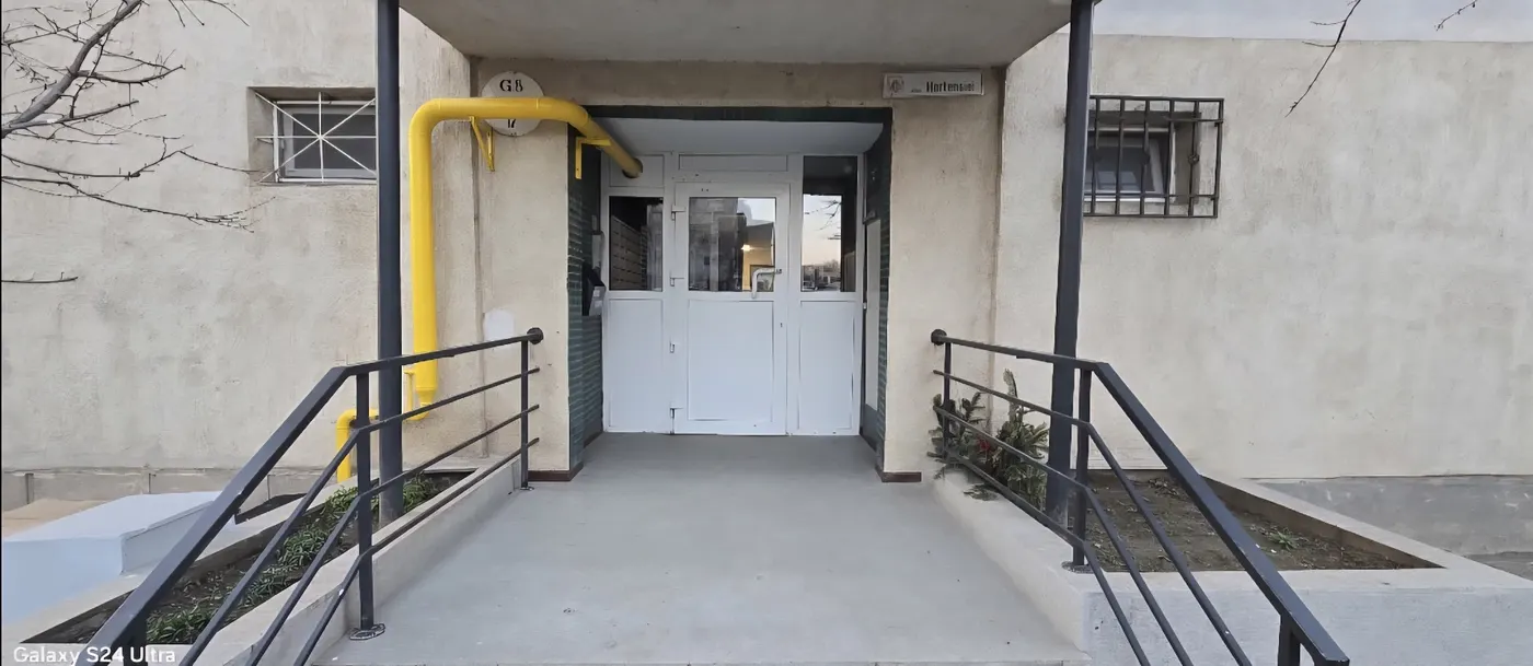 Intrare bloc cu rampă acces
