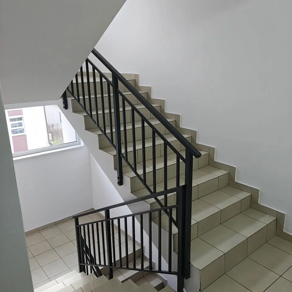 Scară cu trepte și balustradă metalică