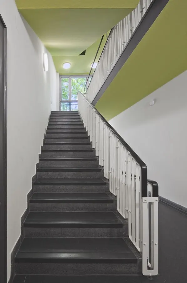 Scară cu accent verde și balustradă albă