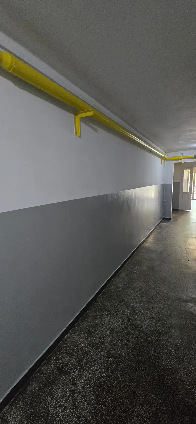 Coridor lung după zugrăvit