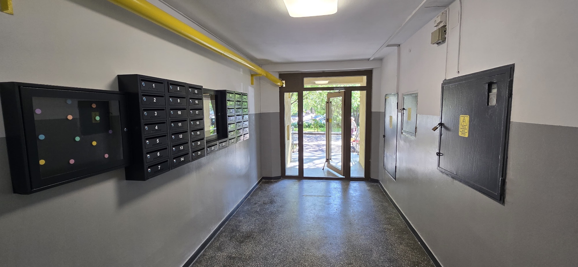 Scară de bloc renovată profesional